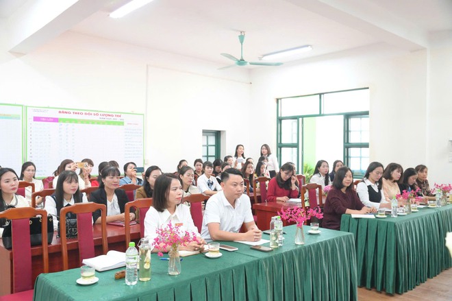 Sáng ngày 22/12/2025, Phòng Văn hóa – Xã hội xã Trung Giã tổ chức buổi kiến tập chuyên đề “Phát triển tình cảm và kỹ năng xã hội cho trẻ mầm non” tại trường MN Hồng Kỳ A.- Ảnh 10.