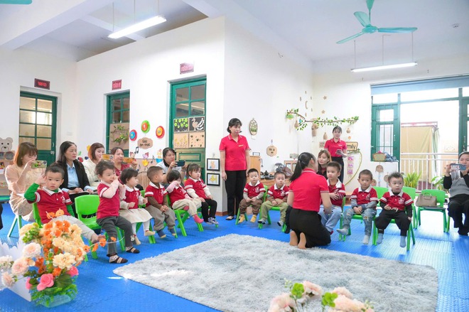 Sáng ngày 22/12/2025, Phòng Văn hóa – Xã hội xã Trung Giã tổ chức buổi kiến tập chuyên đề “Phát triển tình cảm và kỹ năng xã hội cho trẻ mầm non” tại trường MN Hồng Kỳ A.- Ảnh 13.