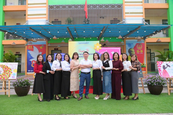 Sáng ngày 22/12/2025, Phòng Văn hóa – Xã hội xã Trung Giã tổ chức buổi kiến tập chuyên đề “Phát triển tình cảm và kỹ năng xã hội cho trẻ mầm non” tại trường MN Hồng Kỳ A.- Ảnh 8.