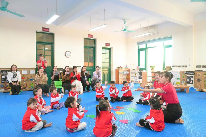 Sáng ngày 22/12/2025, Phòng Văn hóa – Xã hội xã Trung Giã tổ chức buổi kiến tập chuyên đề “Phát triển tình cảm và kỹ năng xã hội cho trẻ mầm non” tại trường MN Hồng Kỳ A.- Ảnh 7.