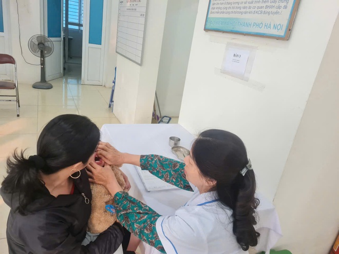 Trạm y tế xã Hồng Vân tổ chức cho trẻ em từ 6 tháng đến 36 tháng tuổi uống vitamin A đợt 2/2025- Ảnh 2.