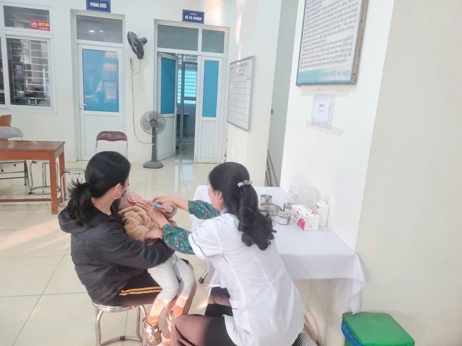 Trạm y tế xã Hồng Vân tổ chức cho trẻ em từ 6 tháng đến 36 tháng tuổi uống vitamin A đợt 2/2025- Ảnh 3.