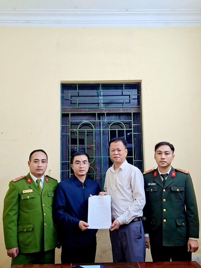 Đồng chí Hoàng Văn Tặng trao trả 900 triệu đồng do chuyển nhầm - Một nghĩa cử cao đẹp  - Ảnh 1.