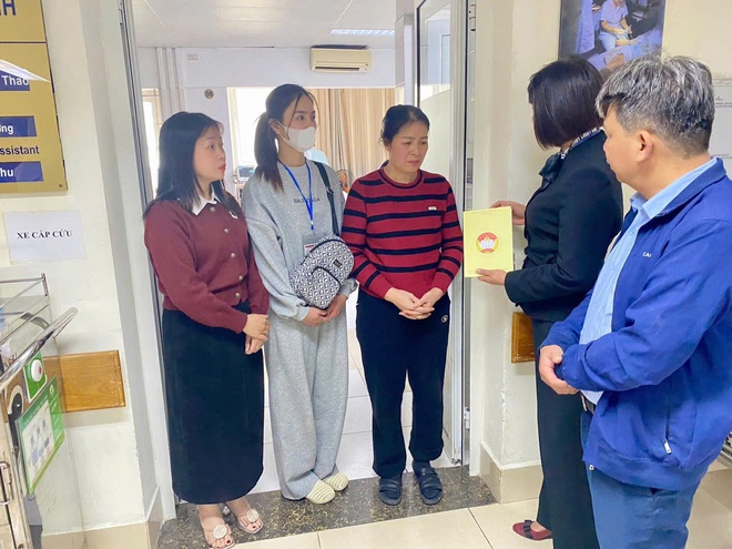 Ủy Ban MTTQ Việt Nam xã Hồng Vân thăm, động viên nạn nhân là người xã Hồng Vân trong vụ lật xe tại Lào Cai. - Ảnh 2.