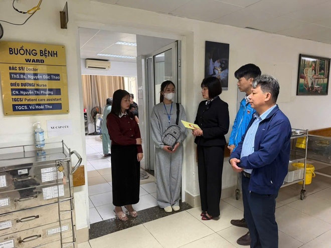 Ủy Ban MTTQ Việt Nam xã Hồng Vân thăm, động viên nạn nhân là người xã Hồng Vân trong vụ lật xe tại Lào Cai. - Ảnh 1.