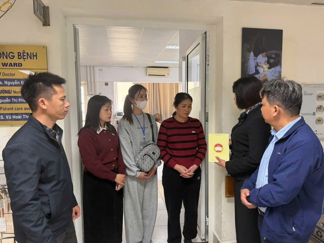 Ủy Ban MTTQ Việt Nam xã Hồng Vân thăm, động viên nạn nhân là người xã Hồng Vân trong vụ lật xe tại Lào Cai. - Ảnh 3.