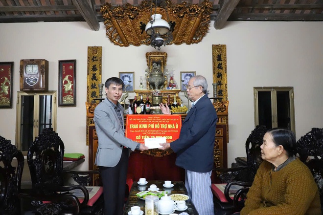 Bí thư Đảng ủy xã Hồng Vân: Trao kinh phí hỗ trợ xây dựng mới, sửa chữa nhà ở đối với người có Công với Cách mạng và thân nhân Liệt sĩ- Ảnh 2.