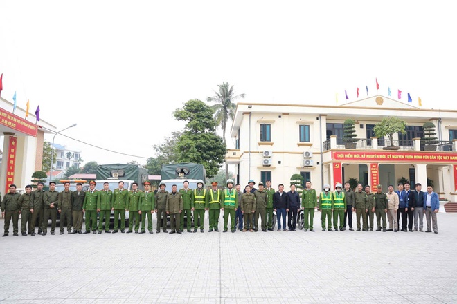 Xã Hồng Vân ra quân giải tỏa an toàn giao thông, trật tự xây dựng - Ảnh 1.