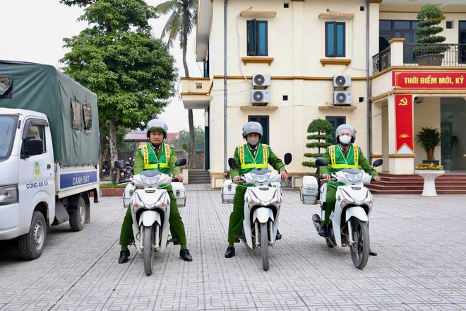 Xã Hồng Vân ra quân giải tỏa an toàn giao thông, trật tự xây dựng - Ảnh 2.