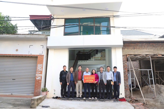 Bí thư Đảng ủy xã Hồng Vân: Trao kinh phí hỗ trợ xây dựng mới, sửa chữa nhà ở đối với người có Công với Cách mạng và thân nhân Liệt sĩ- Ảnh 4.