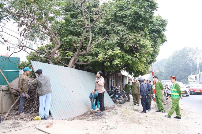 Xã Hồng Vân ra quân giải tỏa an toàn giao thông, trật tự xây dựng - Ảnh 6.