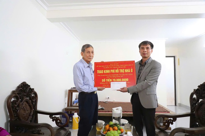 Bí thư Đảng ủy xã Hồng Vân: Trao kinh phí hỗ trợ xây dựng mới, sửa chữa nhà ở đối với người có Công với Cách mạng và thân nhân Liệt sĩ- Ảnh 1.