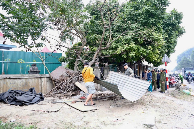 Xã Hồng Vân ra quân giải tỏa an toàn giao thông, trật tự xây dựng - Ảnh 5.