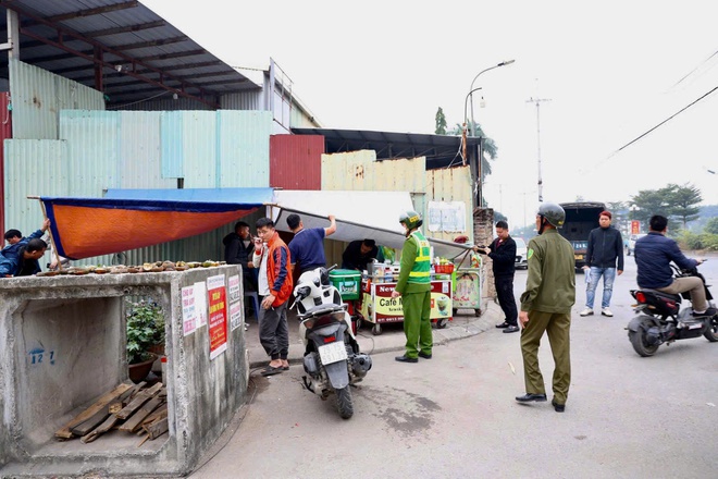 Xã Hồng Vân ra quân giải tỏa an toàn giao thông, trật tự xây dựng - Ảnh 8.