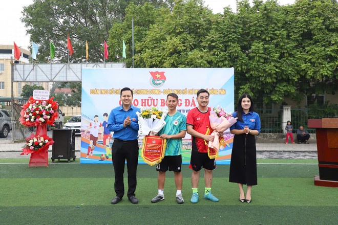 Giao hữu bóng đá chào mừng thành công Đại hội đại biểu MTTQ Việt Nam Thành phố Hà Nội và Đại hội đại biểu Đoàn TNCSHCM Thành phố Hà Nội nhiệm kỳ 2025 -2030- Ảnh 1.