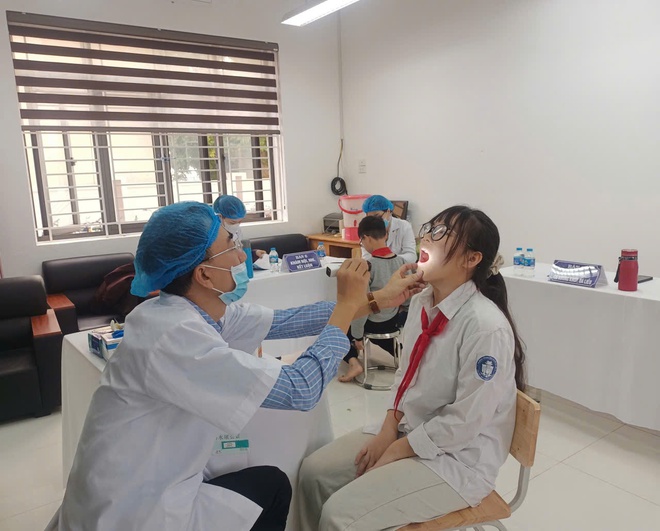 Trạm Y tế xã Hồng Vân khám sức khỏe định kỳ theo chuyên khoa cho học sinh trường Trung học Cơ sở Hà Hồi - Ảnh 2.