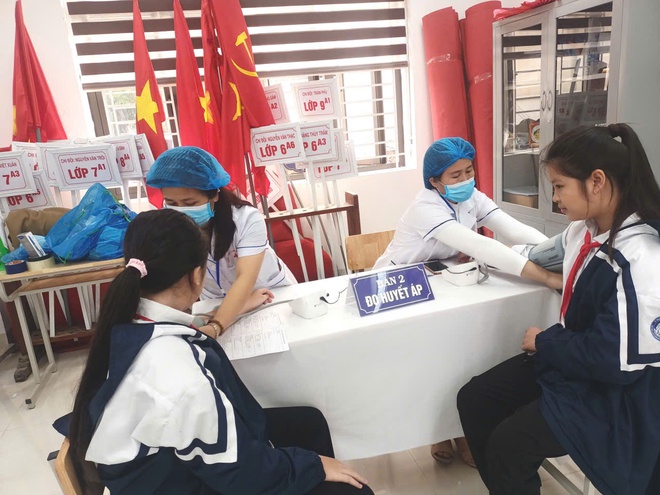Trạm Y tế xã Hồng Vân khám sức khỏe định kỳ theo chuyên khoa cho học sinh trường Trung học Cơ sở Hà Hồi - Ảnh 4.
