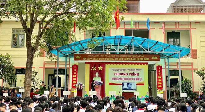 Tuyên truyền pháp luật về an toàn giao thông cho học sinh Trường THCS Vân Tảo- Ảnh 5.