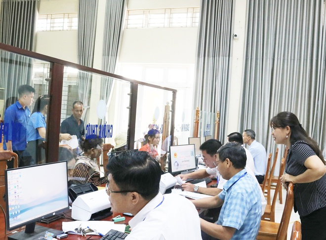 Các đồng chí lãnh đạo xã Hòa Phú kiểm tra, động viên cán bộ, công chức và người dân làm việc, giao dịch tại Điểm phục vụ hành chính công.- Ảnh 2.
