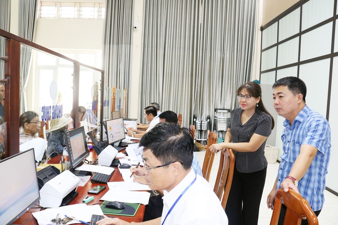 Các đồng chí lãnh đạo xã Hòa Phú kiểm tra, động viên cán bộ, công chức và người dân làm việc, giao dịch tại Điểm phục vụ hành chính công.- Ảnh 3.