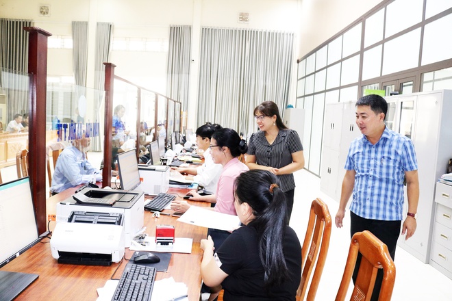 Các đồng chí lãnh đạo xã Hòa Phú kiểm tra, động viên cán bộ, công chức và người dân làm việc, giao dịch tại Điểm phục vụ hành chính công.- Ảnh 1.