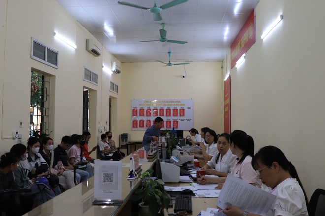 Sau 10 ngày vận hành, Điểm phục vụ hành chính công của xã Phú Nghĩa đã tiếp nhận và xử lý trên 1.000 hồ sơ hành chính. - Ảnh 4.