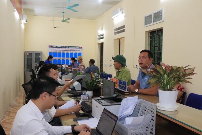 Sau 10 ngày vận hành, Điểm phục vụ hành chính công của xã Phú Nghĩa đã tiếp nhận và xử lý trên 1.000 hồ sơ hành chính. - Ảnh 3.