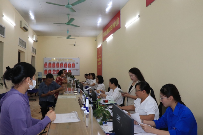Sau 10 ngày vận hành, Điểm phục vụ hành chính công của xã Phú Nghĩa đã tiếp nhận và xử lý trên 1.000 hồ sơ hành chính. - Ảnh 2.
