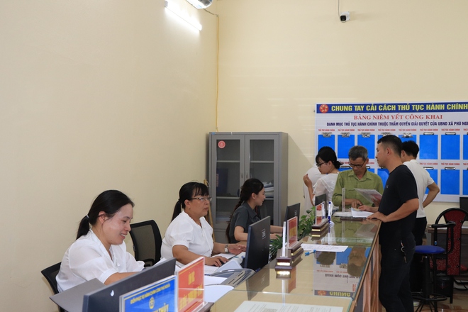 Sau 10 ngày vận hành, Điểm phục vụ hành chính công của xã Phú Nghĩa đã tiếp nhận và xử lý trên 1.000 hồ sơ hành chính. - Ảnh 1.