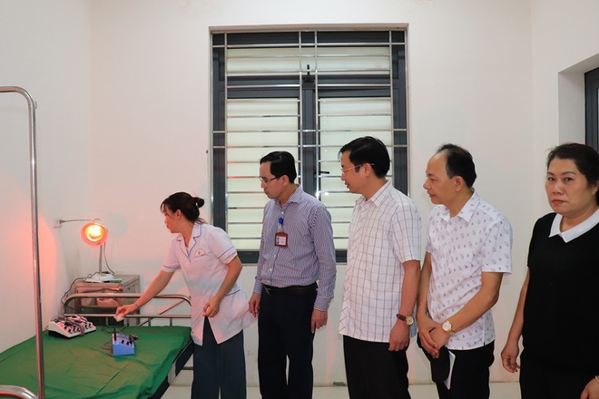 Các đồng chí lãnh đạo xã Phú Nghĩa kiểm tra cơ sở vật chất và thăm hỏi, động viên đội ngũ y bác sĩ Trạm Y tế xã
- Ảnh 3.