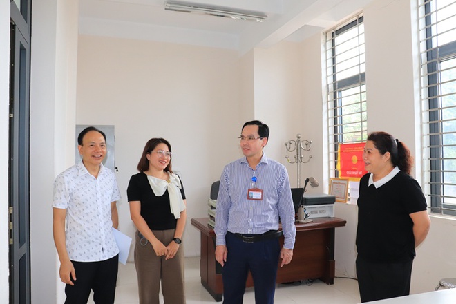 Các đồng chí lãnh đạo xã Phú Nghĩa kiểm tra cơ sở vật chất và thăm hỏi, động viên đội ngũ y bác sĩ Trạm Y tế xã
- Ảnh 4.