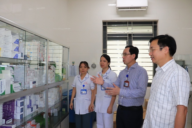 Các đồng chí lãnh đạo xã Phú Nghĩa kiểm tra cơ sở vật chất và thăm hỏi, động viên đội ngũ y bác sĩ Trạm Y tế xã
- Ảnh 2.