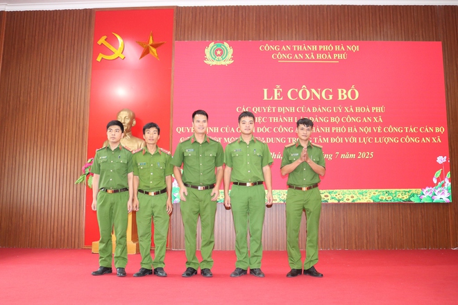 Công an xã Hòa Phú tổ chức Lễ công bố các Nghị quyết của Đảng ủy xã về việc thành lập Đảng bộ công an xã- Ảnh 6.