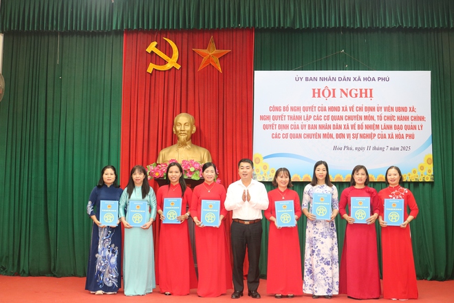 Hội nghị công bố Nghị quyết của HĐND xã; Quyết định của UBND xã về chỉ định Uỷ viên UBND xã; bổ nhiệm lãnh đạo các cơ quan chuyên môn, đơn vị sự nghiệp- Ảnh 9.
