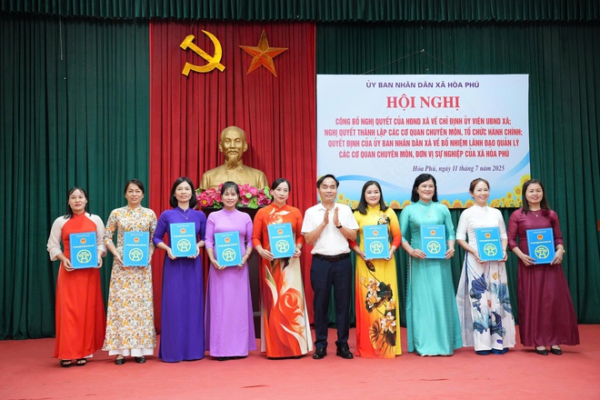 Hội nghị công bố Nghị quyết của HĐND xã; Quyết định của UBND xã về chỉ định Uỷ viên UBND xã; bổ nhiệm lãnh đạo các cơ quan chuyên môn, đơn vị sự nghiệp- Ảnh 5.