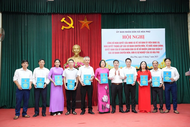 Hội nghị công bố Nghị quyết của HĐND xã; Quyết định của UBND xã về chỉ định Uỷ viên UBND xã; bổ nhiệm lãnh đạo các cơ quan chuyên môn, đơn vị sự nghiệp- Ảnh 8.