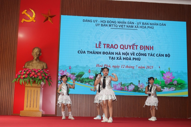 Lễ trao quyết định của Thành đoàn Hà Nội về công tác cán bộ tại xã Hòa Phú- Ảnh 3.