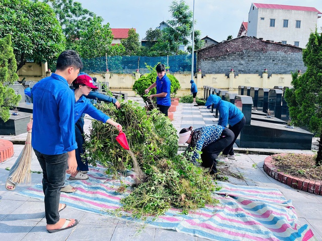 Đoàn Thanh niên xã Phú Nghĩa ra quân dọn vệ sinh các khu Nghĩa trang liệt sĩ trên địa bàn- Ảnh 2.