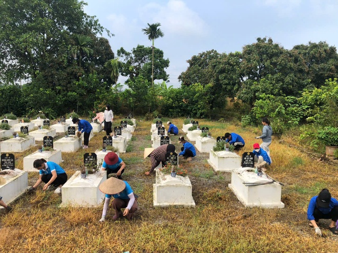 Đoàn Thanh niên xã Phú Nghĩa ra quân dọn vệ sinh các khu Nghĩa trang liệt sĩ trên địa bàn- Ảnh 6.