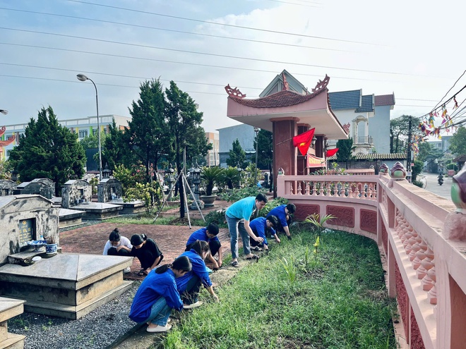 Đoàn Thanh niên xã Phú Nghĩa ra quân dọn vệ sinh các khu Nghĩa trang liệt sĩ trên địa bàn- Ảnh 4.