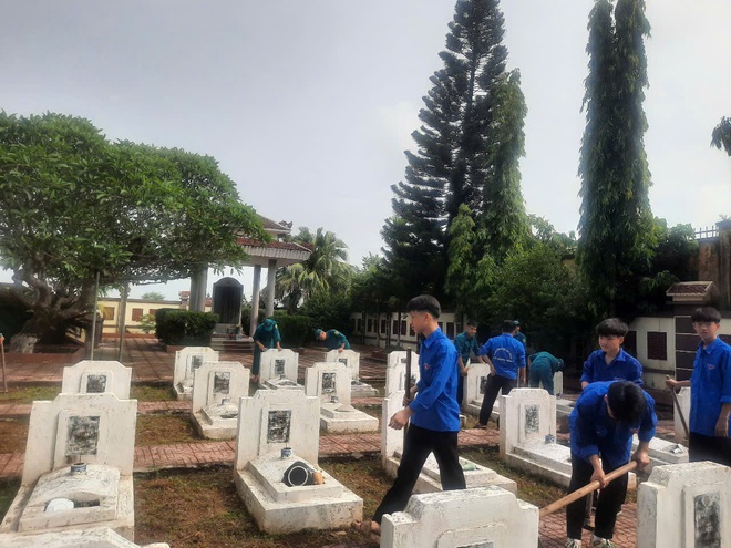 Đoàn Thanh niên xã Phú Nghĩa ra quân dọn vệ sinh các khu Nghĩa trang liệt sĩ trên địa bàn- Ảnh 5.