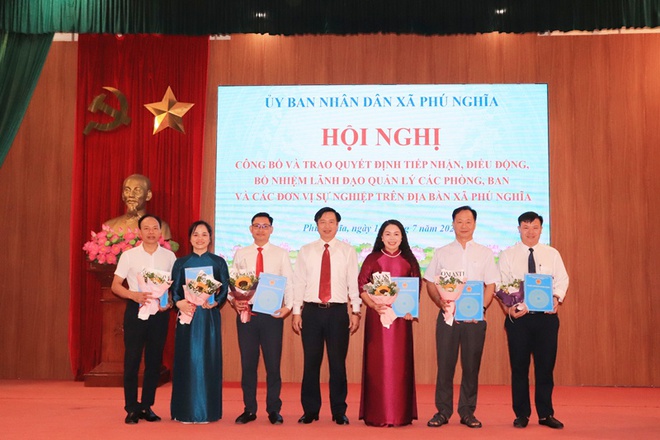 UBND xã Phú Nghĩa trao Quyết định tiếp nhận, bổ nhiệm lãnh đạo các phòng ban chuyên môn, đơn vị sự nghiệp thuộc UBND xã.- Ảnh 2.