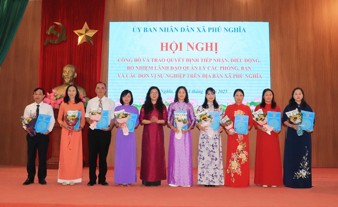 UBND xã Phú Nghĩa trao Quyết định tiếp nhận, bổ nhiệm lãnh đạo các phòng ban chuyên môn, đơn vị sự nghiệp thuộc UBND xã.- Ảnh 3.