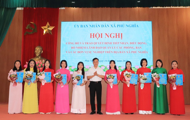 UBND xã Phú Nghĩa trao Quyết định tiếp nhận, bổ nhiệm lãnh đạo các phòng ban chuyên môn, đơn vị sự nghiệp thuộc UBND xã.- Ảnh 6.