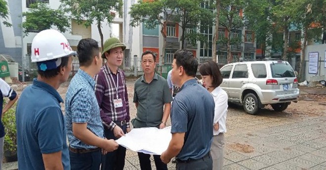 Các đồng chí Lãnh đạo phường Phúc Lợi kiểm tra hiện trường- Ảnh 2.