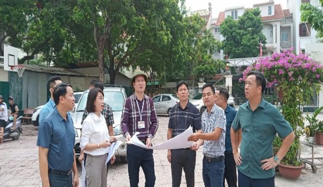 Các đồng chí Lãnh đạo phường Phúc Lợi kiểm tra hiện trường- Ảnh 3.
