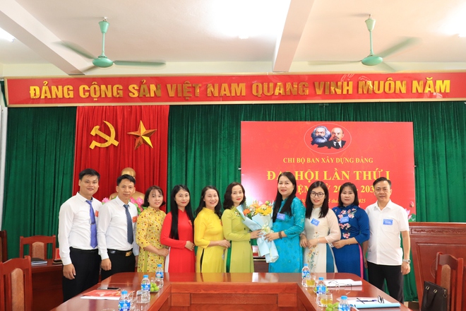 Đồng chí Bí thư Đảng ủy xã Phú Nghĩa Trịnh Tiến Tường tặng hoa chúc mừng Đại hội Chi bộ ban Xây dựng Đảng 
- Ảnh 4.