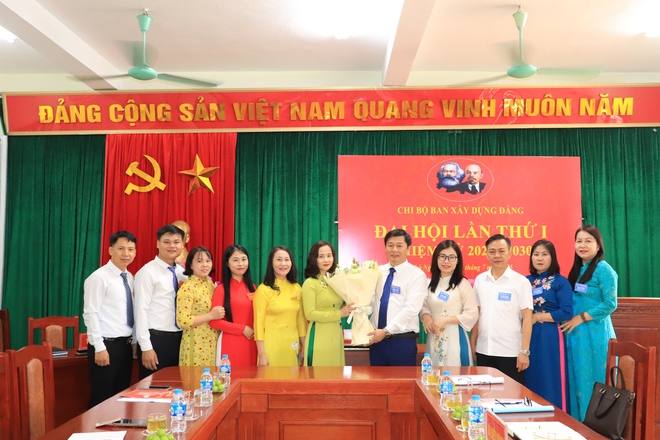 Đồng chí Bí thư Đảng ủy xã Phú Nghĩa Trịnh Tiến Tường tặng hoa chúc mừng Đại hội Chi bộ ban Xây dựng Đảng 
- Ảnh 3.