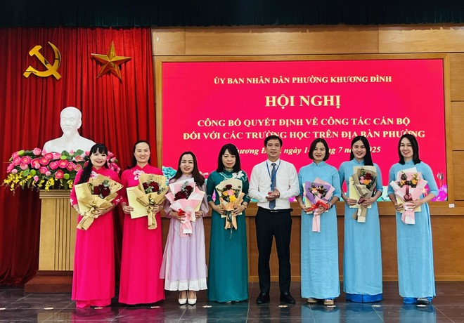 Khương Đình: Công bố quyết định về công tác cán bộ đối với các trường học trên địa bàn phường- Ảnh 2.