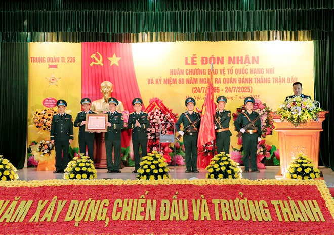TRUNG ĐOÀN 236 TỔ CHỨC LỄ ĐÓN NHẬN HUÂN CHƯƠNG BẢO VỆ TỔ QUỐC HẠNG NHÌ; KỶ NIỆM 60 NĂM NGÀY RA QUÂN ĐÁNH THẮNG TRẬN ĐẦU CỦA BỘ ĐỘI TÊN LỬA (24/7/1965-24/7/2025).- Ảnh 9.